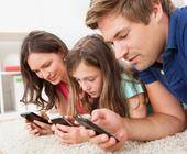 Familie mit Smartphones