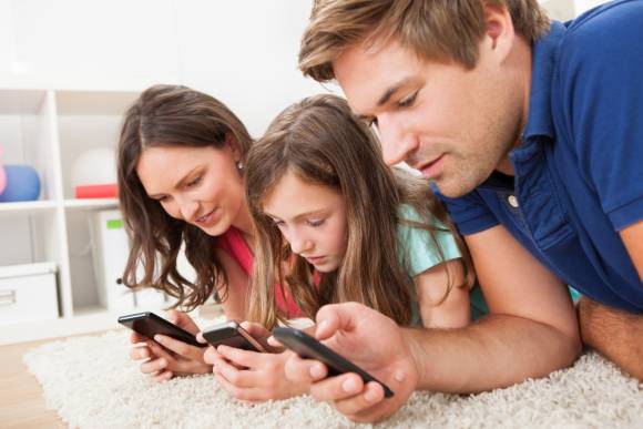 Familie mit Smartphones 