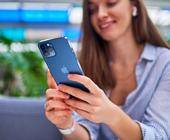 Frau mit iPhone