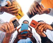 Junge Leute mit Smartphones