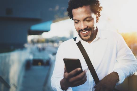 Mann mit Smartphones 