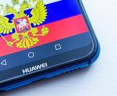 Huawei-Smartphone mit russischer Flagge auf dem Display
