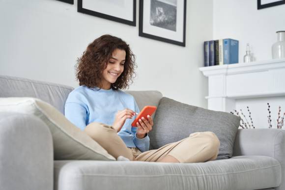 Frau mit Smartphone 