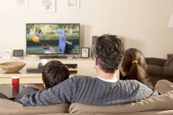 Familie beim Fernsehen 