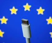 USB-C-Kabel vor EU-Flagge