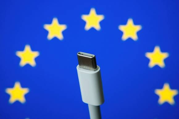 USB-C-Kabel vor EU-Flagge 