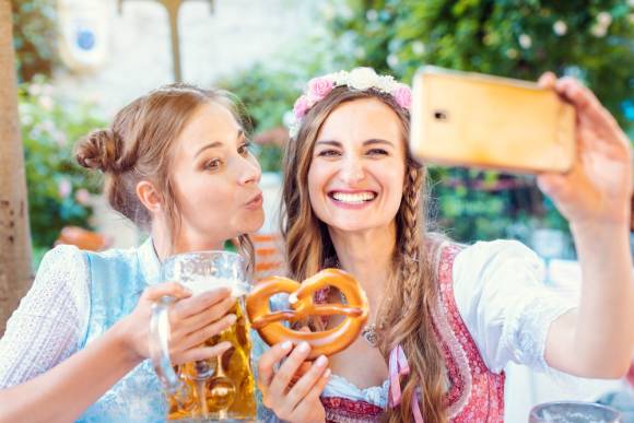 Frauen in Tracht machen ein Sefie 