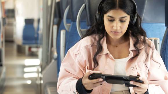 Frau nutzt 5G im Zug 