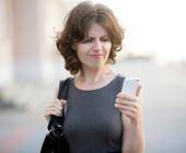 Frau mit Smartphone in der Hand hat kein Netz