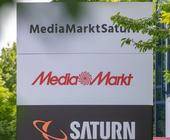 Ein Schild mit den Schriftzügen von Media Markt und Saturn, aufgenommen vor der Firmenzentrale der MediaMarktSaturn-Gruppe.