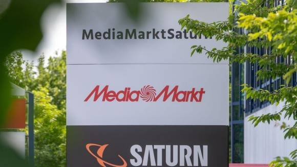 Ein Schild mit den Schriftzügen von Media Markt und Saturn, aufgenommen vor der Firmenzentrale der MediaMarktSaturn-Gruppe. 