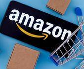 Smartphone mit Amazon-Schriftzug