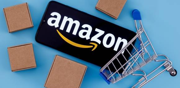 Smartphone mit Amazon-Schriftzug 