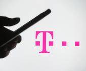 Smartphone vor Telekom-Logo