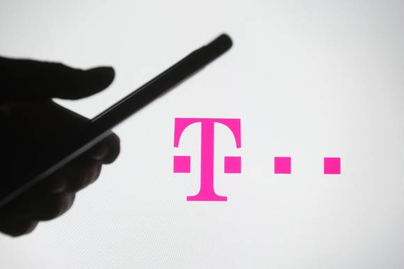 Smartphone vor Telekom-Logo 