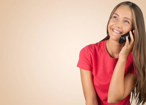 Frau mit DECT-Telefon 