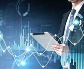 Person mit Tablet vor Wirtschafsgraphen-Illustration