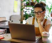 Frau vor Laptop