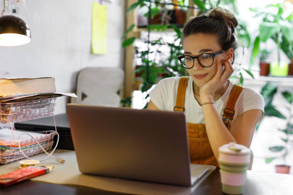 Frau vor Laptop 