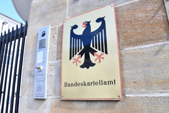 Schild mit Aufschrift Bundeskartellamt 