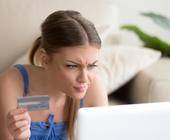 Frau ärgert sich beim Online-Shopping