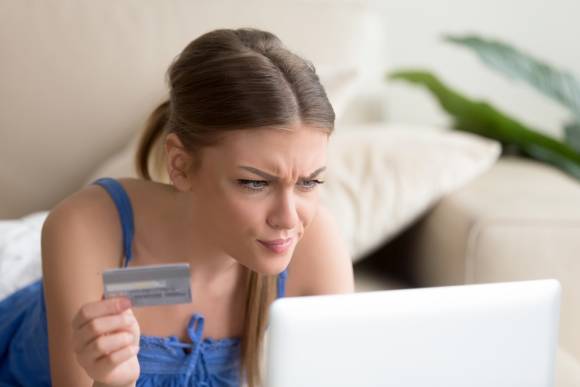 Frau ärgert sich beim Online-Shopping 