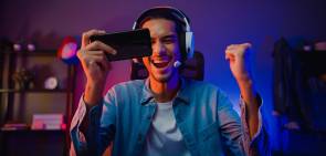 Mann spielt mit seinem Smartphone 