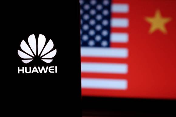 Huawei-Logo vor chinesischer und US-amerikanischer Flagge 