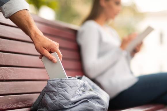 Dieb entwendet ein Smartphone aus einer Handtasche 