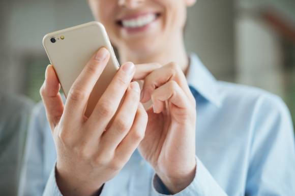 Frau mit Smartphone 