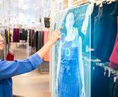 Frau nutzt Hologram-Display am Point of Sale