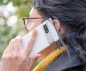 Frau nutzt ein Google Pixel 7