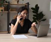 Frau telefoniert mit ihrem Smartphone