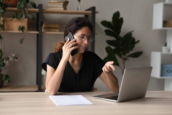 Frau telefoniert mit ihrem Smartphone 