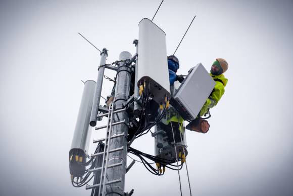 Montage einer Mobilfunkantenne 