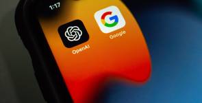 Smartphone-Display mit OpenAI- und Google-Apps 