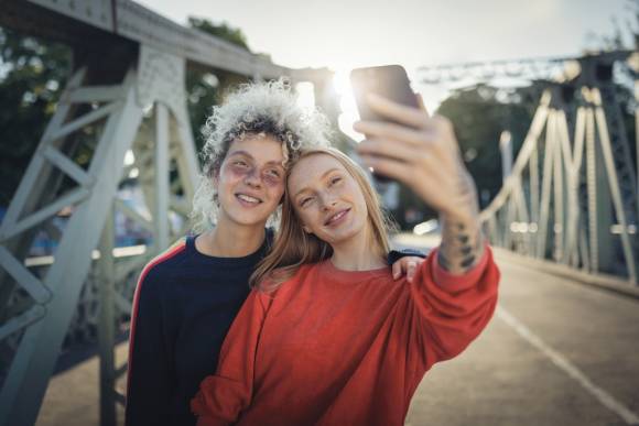 Junge Frauen mit Smartphone 