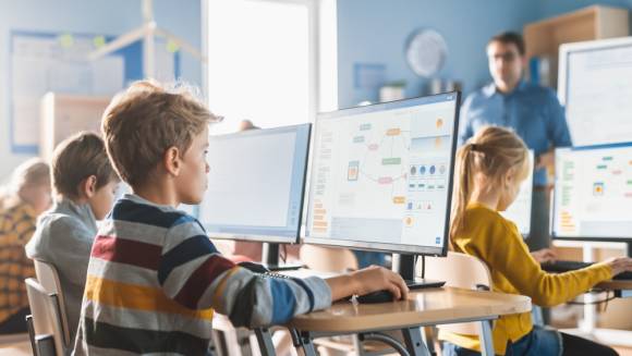 Schüler lernen mithilfe von Computern an einer Schule 