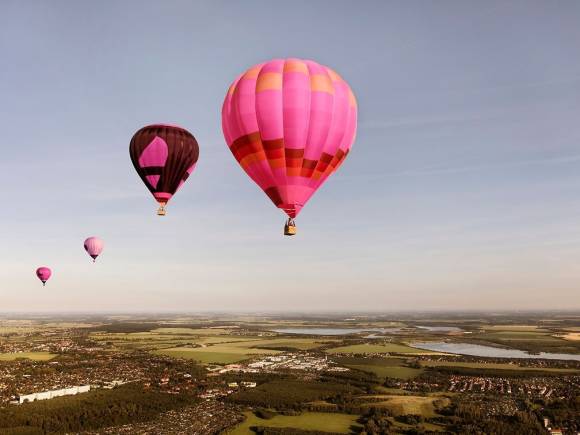 Heißluftballons in Magentafarben 