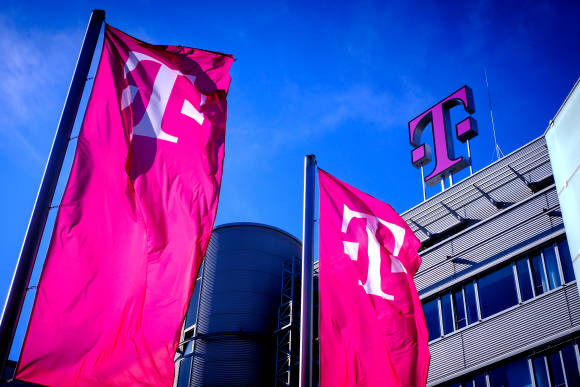 Fahnen von der Telekom-Zentrale 