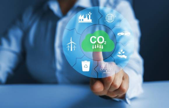 Mann zeigt auf CO2-Symbol 