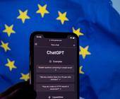 Smartphone mit ChatGPT vor Europa-Flagge