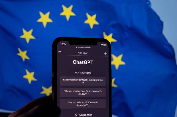 Smartphone mit ChatGPT vor Europa-Flagge 