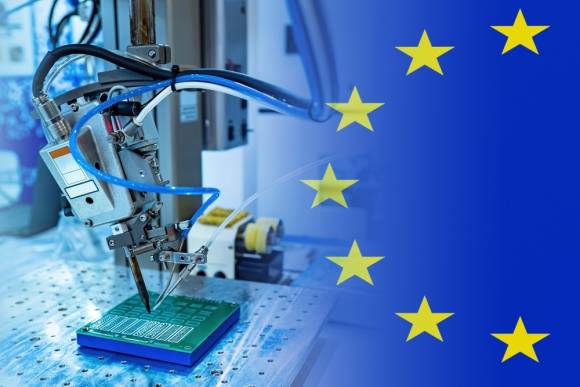 Chip-Produktion mit EU-Flagge im Hintergrund 