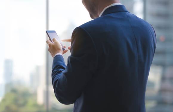 Geschäftsmann mit Smartphone 