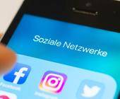 Smartphone-Display mit Social-Media-Apps