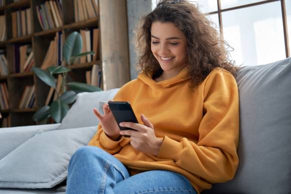 Frau mit Smartphone 