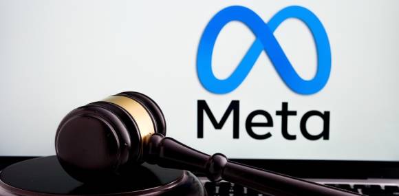 Meta Logo und Richterhammer 