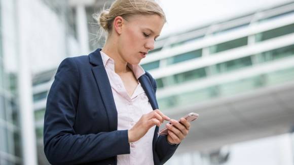 Frau mit Smartphone  