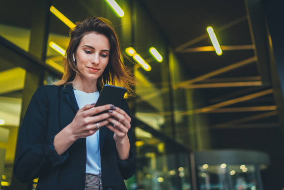 Frau mit Smartphone 